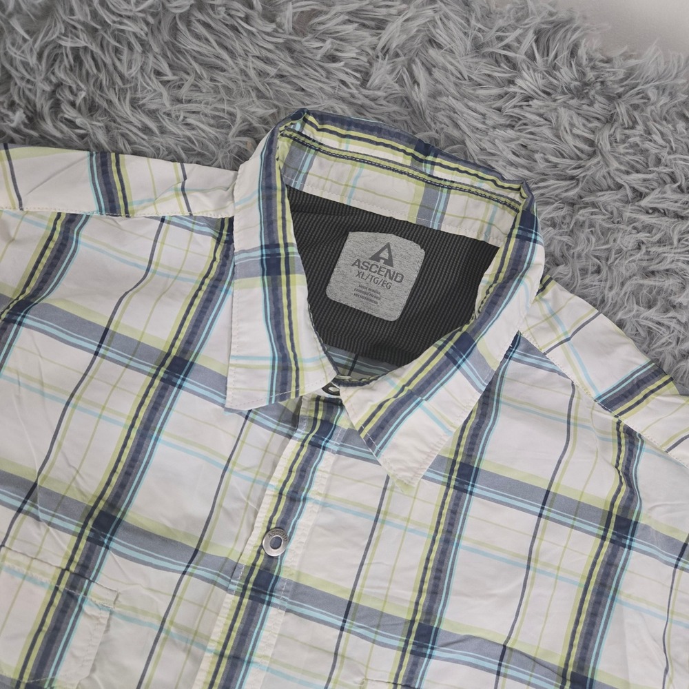 Ascend Button Down Shirt Mens XL White Blue Plaid Excellent Short Sleeve Hiking